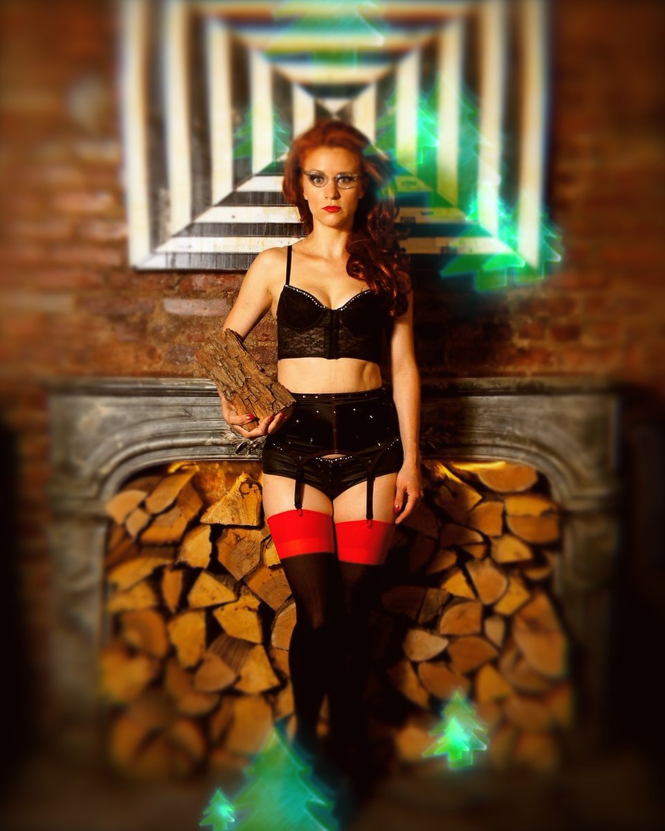 FrancineD's tweet photo. When all you want for Christmas is more Twin Peaks... πππ I guess Iβll have to settle for a new episode of Riverdale in January. What do you want for the holidays? #LightMyFire π₯ #LogLady #Cooper #FireWalkWithMe #GottaLight #LayAnotherLogOnTheFire #TwinPeaks πΈ: @bettinamay https://t.co/656v6m6mHI