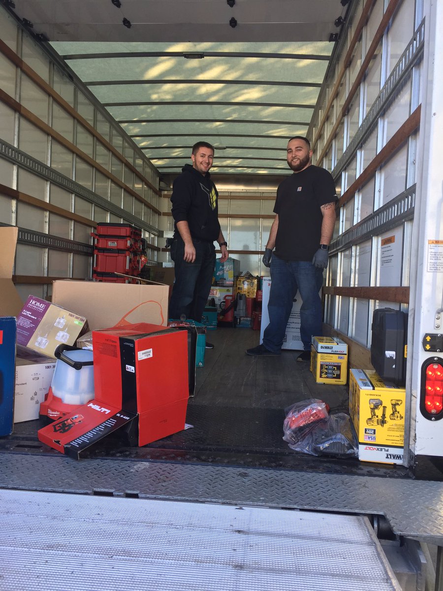 APS’s Mike &amp; Johnathan out of 0643 assisting HDI in the search warrant in Richmond. Loading up 100K takes time. #PACNORTHPROUD