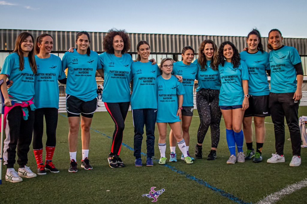 Sara1Serrat's tweet photo. Dos equipazos!! Y un objetivo cumplido: reivindicar que el #fútbol ⚽️ es también de las #mujeres y que sirve y mucho para ayudar a quienes de verdad lo necesitan! 👏🏽👏🏽👏🏽👏🏽
📸 @acosta_adrian21
#S1S 🥅 #theone1 🧤#soydeRazza https://t.co/ISshnSnnz1