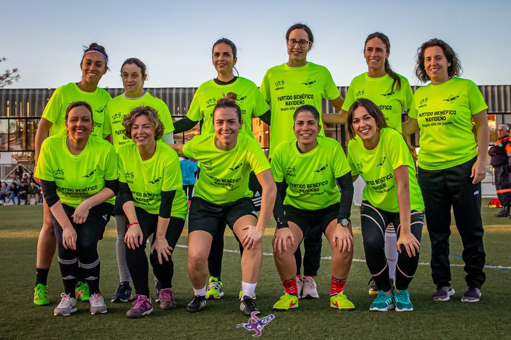 Sara1Serrat's tweet photo. Dos equipazos!! Y un objetivo cumplido: reivindicar que el #fútbol ⚽️ es también de las #mujeres y que sirve y mucho para ayudar a quienes de verdad lo necesitan! 👏🏽👏🏽👏🏽👏🏽
📸 @acosta_adrian21
#S1S 🥅 #theone1 🧤#soydeRazza https://t.co/ISshnSnnz1