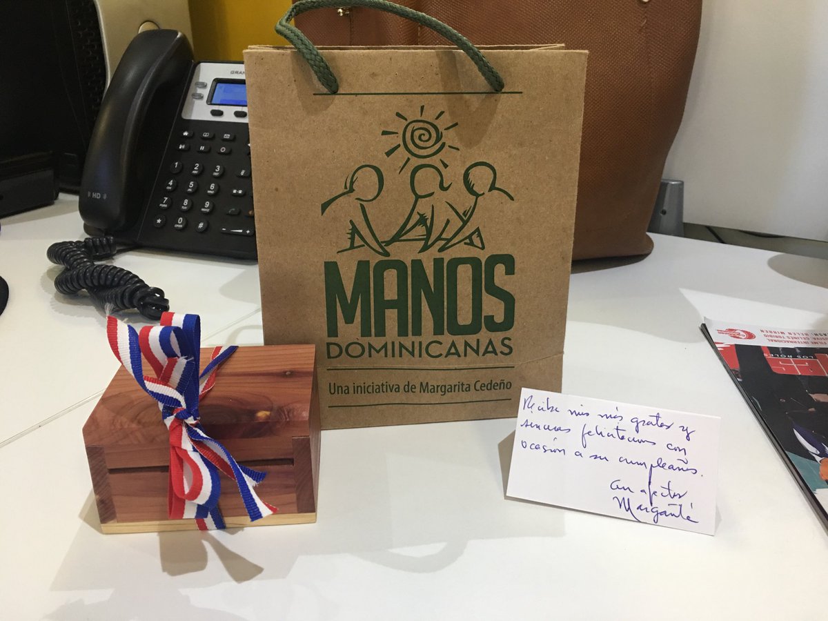 Adriapeguero's tweet photo. Gracias a La vicepresidente de la República,  ⁦@margaritacdf⁩ , por su presente y sus felicitaciones por mi cumpleaños. También por su presente de Navidad. Abrazos. https://t.co/PebL3EE1Td