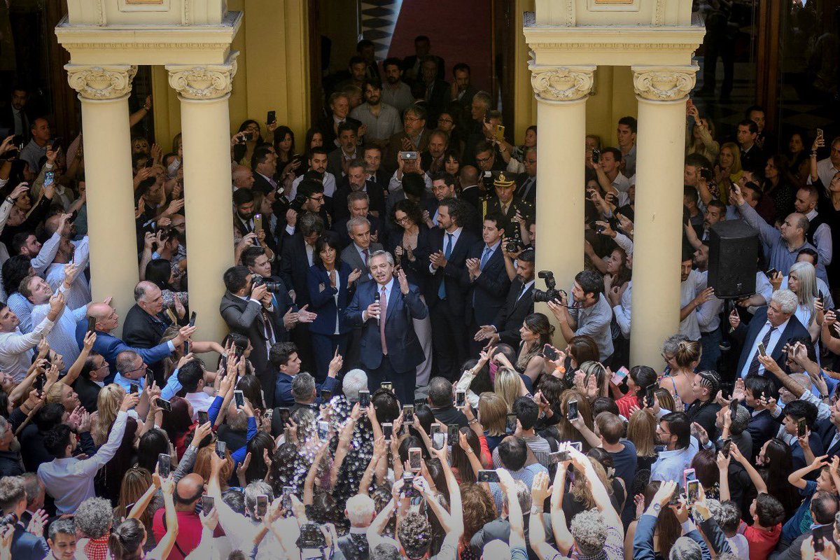 alferdez's tweet photo. Saludo de Navidad y Año Nuevo a los trabajadores y las trabajadoras de @CasaRosada. ¡Felicidades y un gran 2020 para todos y todas! https://t.co/0HVLJuj9dO