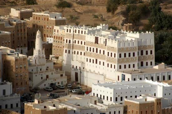 This particular architecture is called Hadramout. The descendants of this fort builders still live in Somalia.