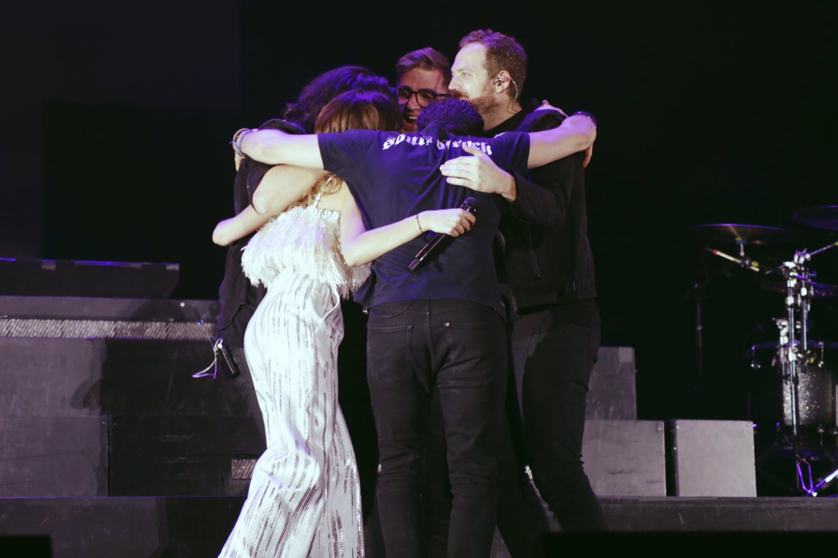 NewsAitana's tweet photo. Familia ✨ #PlayTourAitana 
@Aitanax, @ggaguitar, @aleromeropiano, @sergiofdezbass &amp; @mattdevallejo 💛 https://t.co/gRSFOJHwXx