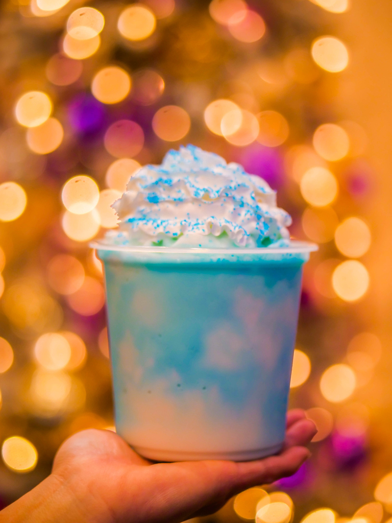 sumosnowaz's tweet photo. ⛄️☃Happy Holiday Deals❗️BOGO 50% on all HOLIDAY Drinks Series. Limit 2. Promo available Dec. 23rd ONLY &amp; cannot be combined with other promos &amp; discounts. Snowman Smoothie #sumosnow https://t.co/PcB1TaljAN