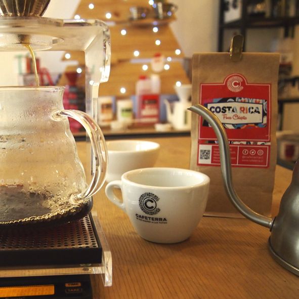 cafeterracl's tweet photo. El sentido de la Navidad es compartir, compartamos un café con los amigos o  la familia, sin ellos terminaría siendo solo cosas materiales. 
¡Salú! #coffeelovers 
#tienditacafeterra #coffeeroasters #coffee https://t.co/yZjRnbsfdB