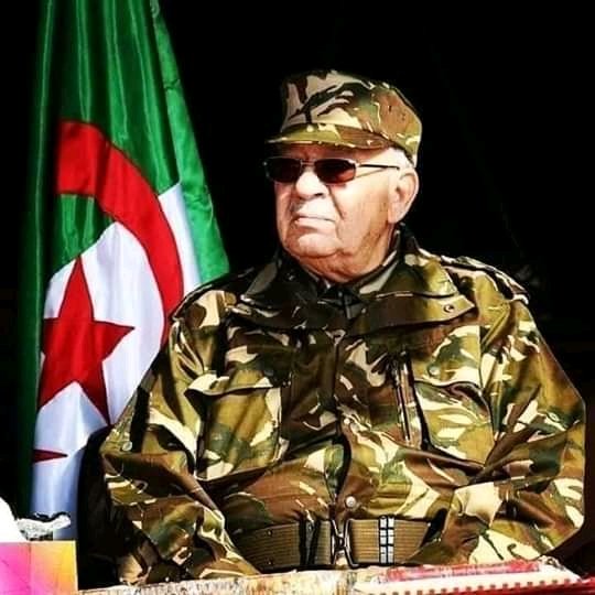 Teamzun's tweet photo. هامات المجد صانة الامانة وحفظ أمن البلاد ودماء الجزائريين ولد رجل مات رجل مجاهد شريف الله يرحمك ياقايدنا 😢#كلنا_جنازه_قايدنا https://t.co/FphdCswb4x