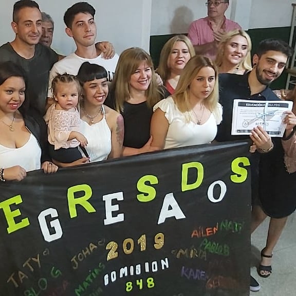 educavellaneda's tweet photo. #educacion #adultos 
Más  egresados de Adultos de  Avellaneda, esta vez de la modalidad Fines Trayecto Secundario pertenecientes al CENS 453

FELICITACIONES PROMOCIÓN 2019!!!
#laeducacioneselcamino https://t.co/KhtqvPU8WA