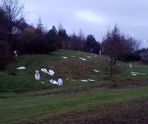 PSOSSWFife's tweet photo. Sad to see more damage caused to the #Christmas display at the BP roundabout in #DalgetyBay. Several snowmen destroyed ⛄😕. This has occurred at some point during Saturday night/Sunday morning. If you have any info then please 📞101 with ref 0992 of 23rd December. #Mindless 👀👇 https://t.co/zHiNh514VG