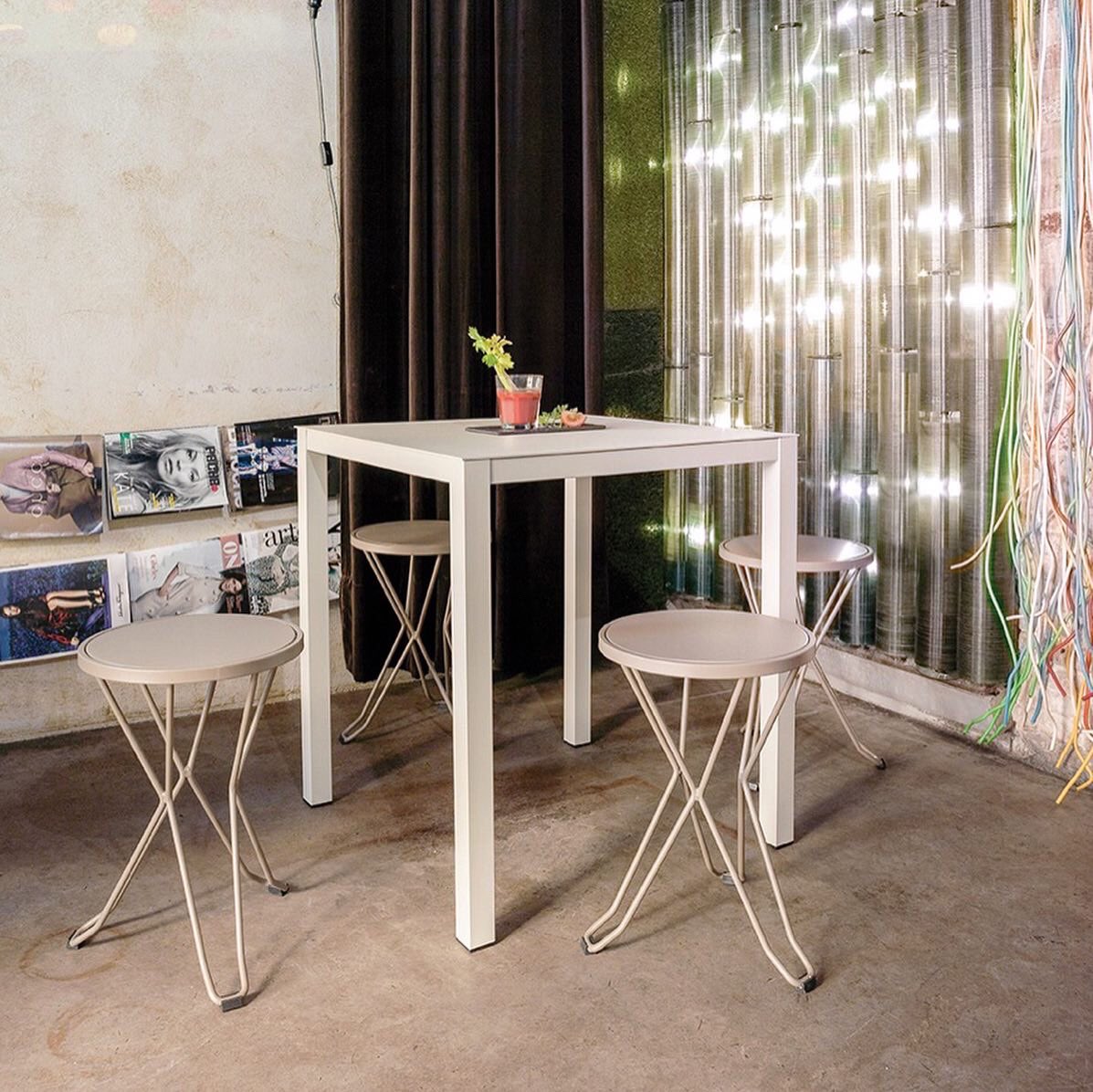isi__mar's tweet photo. #MondayInspiration MADRID stools and FARGO table in Taupe grey and Ibiza White ➡️ https://t.co/s77qR9Rn2r ⬅️
#iSiMAR #interiordesign #MADRIDcollection #hospitality #wirefurniture #Christmas #christmasdecor #outdoors #contract https://t.co/o2LLWtyh0b