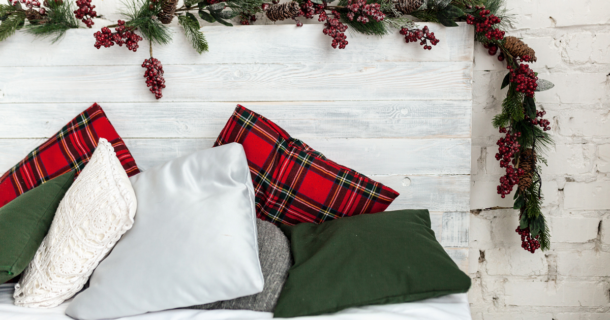 diamondvogel's tweet photo. Holiday Countdown: Try these simple and quick mini-home makeovers in joyful and festive hues and be holiday ready just in time for visiting family and friends.
https://t.co/EJinnsf8QH
#December #Christmas #interiors #Red #Green #RedAndGreen #Holiday #DVColor #DiamondVogel https://t.co/4tPWf5vOyc