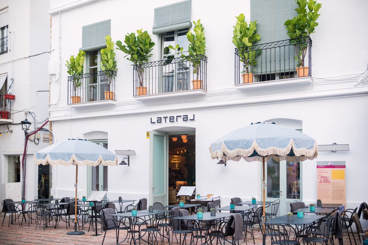 rest_lateral's tweet photo. 🙌🍾Y llegamos a #Marbella 👱🏽♀️👱🏽#LateralNaranjos es una realidad 🌟No podíamos haber elegido mejor ubicación 📍 Plaza de Los Naranjos, 7. 📐Muchas gracias a #Cousi Interiorismo, no nos puede gustar más y a el escultor #Onieva con sus impresionantes obras de acero y bronce🌴 https://t.co/k4araNWzmH