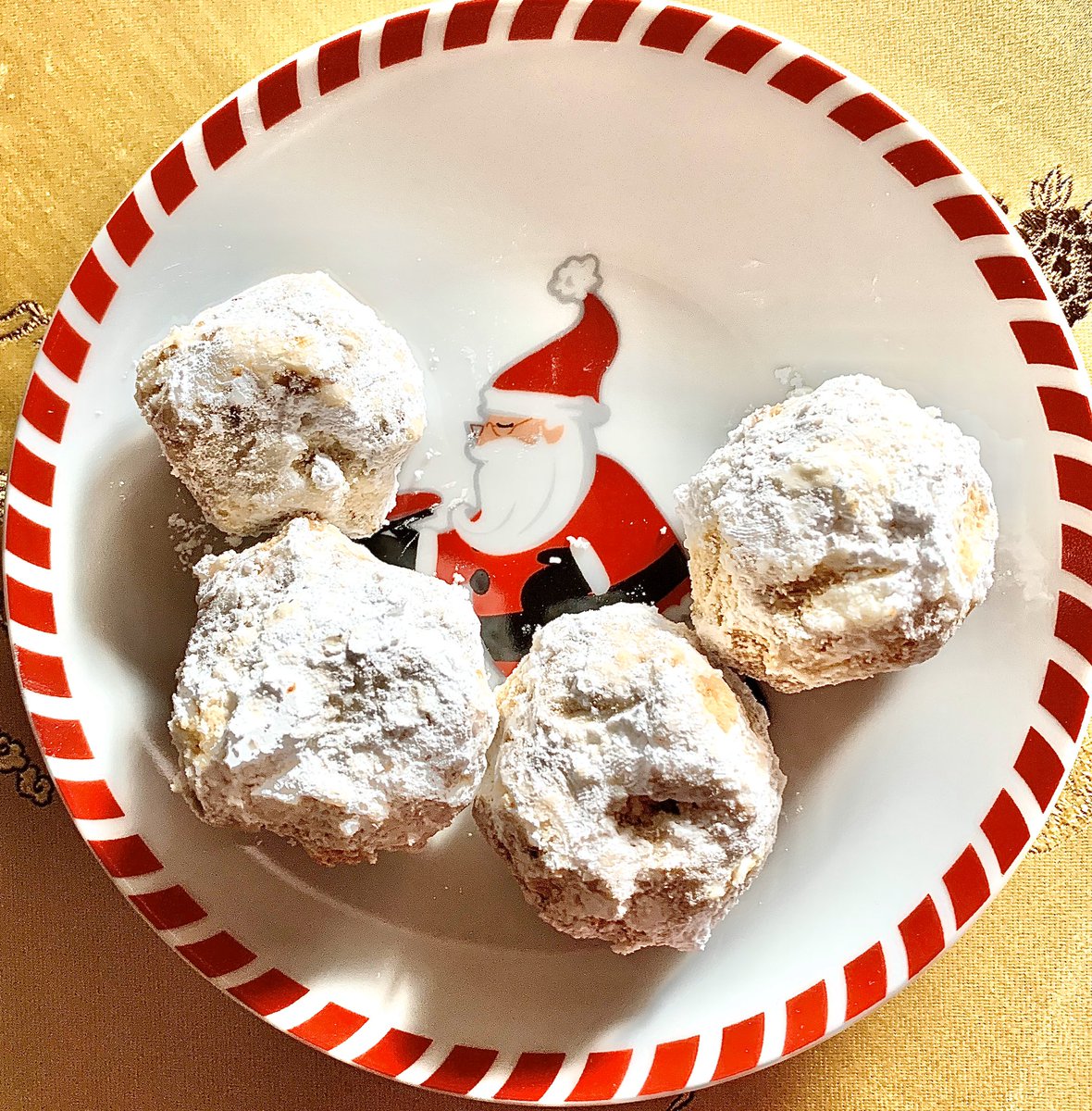 jeanquan's tweet image. #PecanPuffs for #Santa, #JoyofCooking classic. Mix
🥣1/2 cup #butter
🥣2 tbsp powdered sugar 
🥣1 tsp vanilla
Add
🥣1 cup cake flour
🥣1 cup chopped #Pecans
Form 1” balls, bake @ 300 for 20-25 min. Roll in powdered sugar while hot! 
AKA #mexicanweddingcakes #christmascookies
