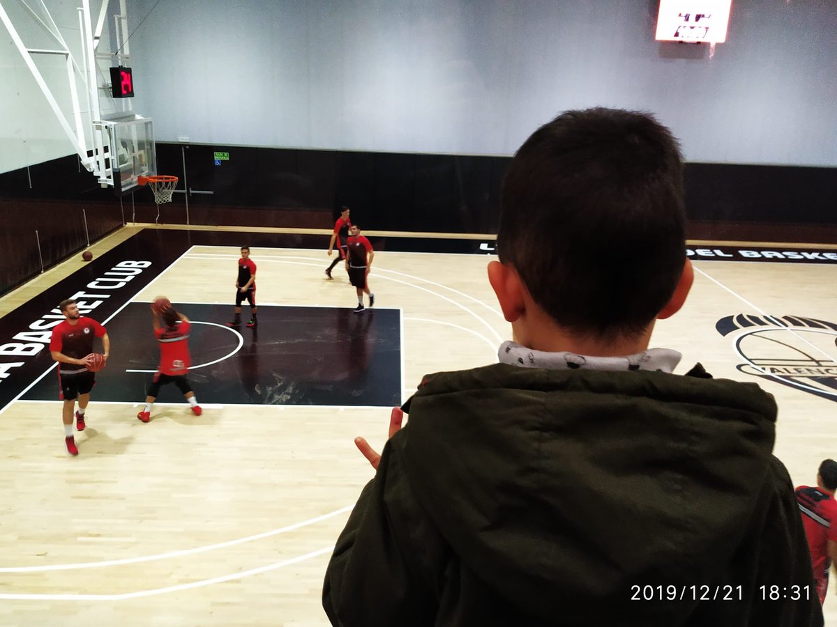 monledave's tweet photo. Mi fiel animador!!! #lalqueriadelbasket https://t.co/5PQ7l8zwFt