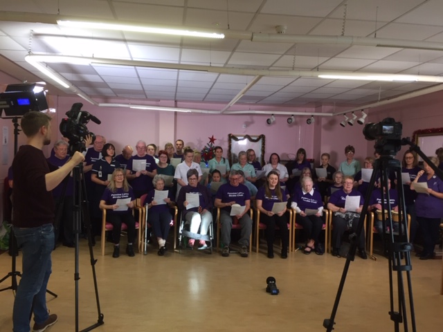 AndreaWalshCSC's tweet photo. Follow this link to view our fantastic recording of #PennineLancsStrokeChoir and the staff on #MarsdenWard @ELHT_NHS singing Is this the way to MRSU. #ChristmasNumber1 Many thanks to Paul Bale @HigsonSuzanne for your help in producing this song. https://t.co/TrP0n98FCU https://t.co/aV0hXC0oV9