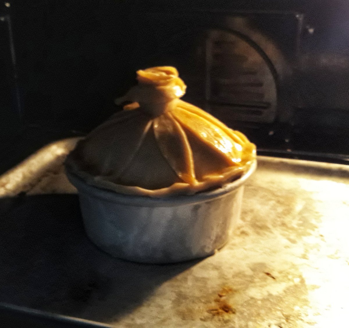 neilbuttery's tweet image. Final bake of the year is in! #raisedpie #properpie