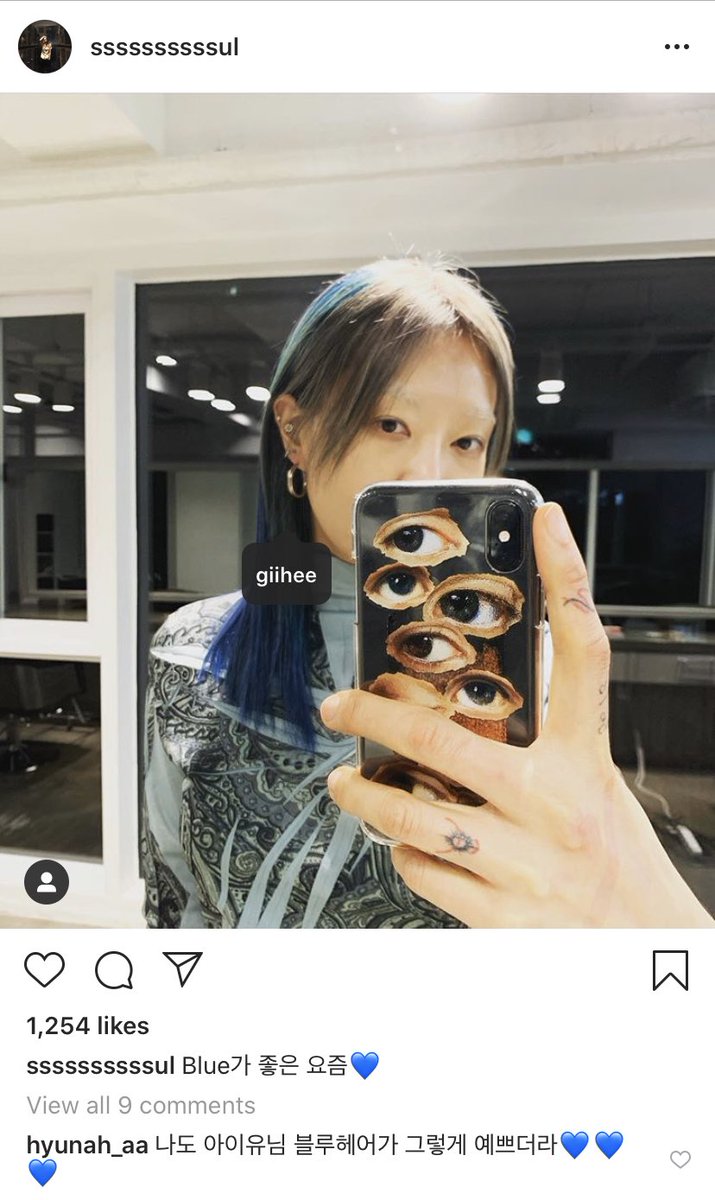 IUteamstarcandy's tweet photo. [TRANS] 191220 Hyuna mentions IU in one of her comments under her stylist’s Instagram post

Caption: Blue is nice nowadays 💙
↪️ Hyuna: Same, I find IU-nim’s blue hair really pretty too 💙💙💙

https://t.co/jfvJhmWLNP https://t.co/XpcZ8zNxQ8