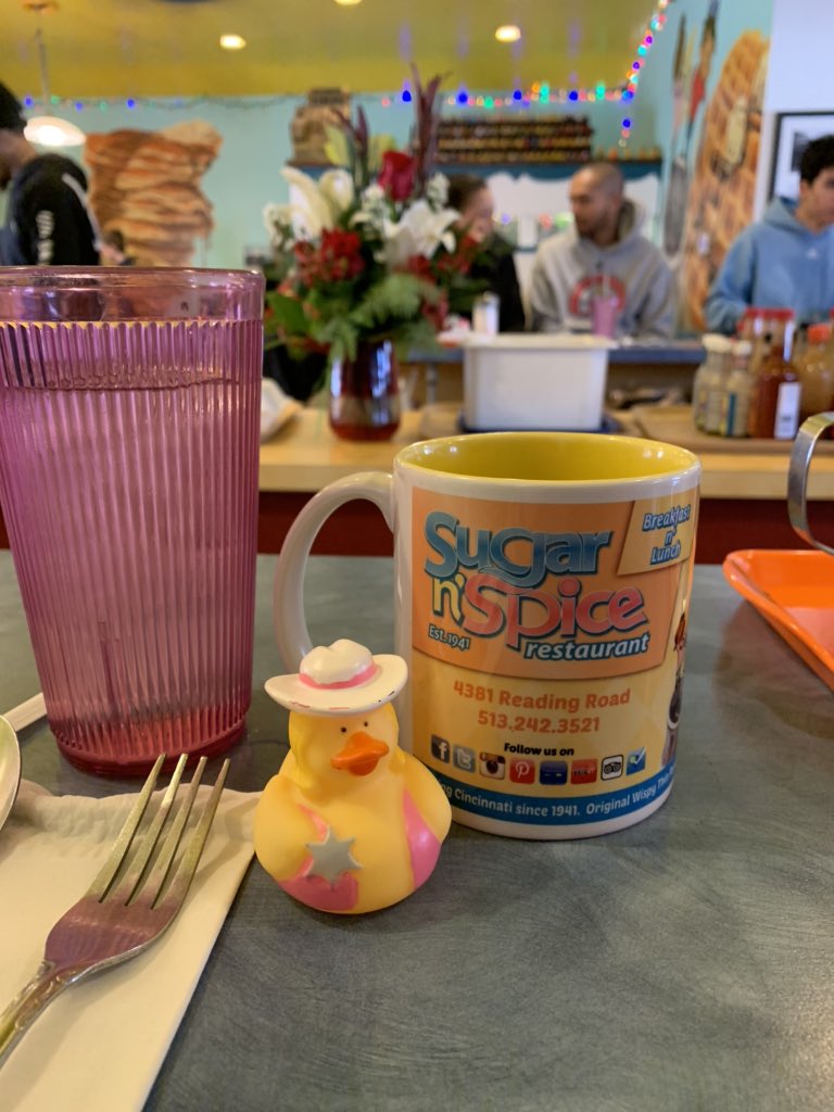 jessifryerr's tweet photo. Spotted @KaceyMusgraves at @EatSugarNSpice #ididntsayfuckinyee https://t.co/BCQel9d2xG