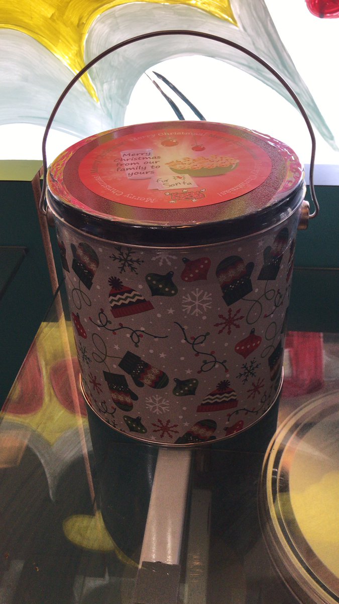 KernelEncore's tweet image. The FIRST person to walk in to the shop today and shout “Merry Christmas Kernel Encore!” will take home this delicious tin of Original Kettle Corn. Last chance for popcorn in 2019. Open 11-5 today. #Orlando #Christmas #free #popcorn