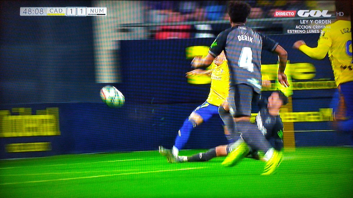 📺 Error garrafal del VAR que terminó con expulsión de Salvi.

El jugador del Cádiz entra en el área y tras poner el centro, recibe los tacos de Vicente en el talón.

Un minuto después vio la roja directa. Es penalti, y por tanto, Salvi no debió ser expulsado. ❌