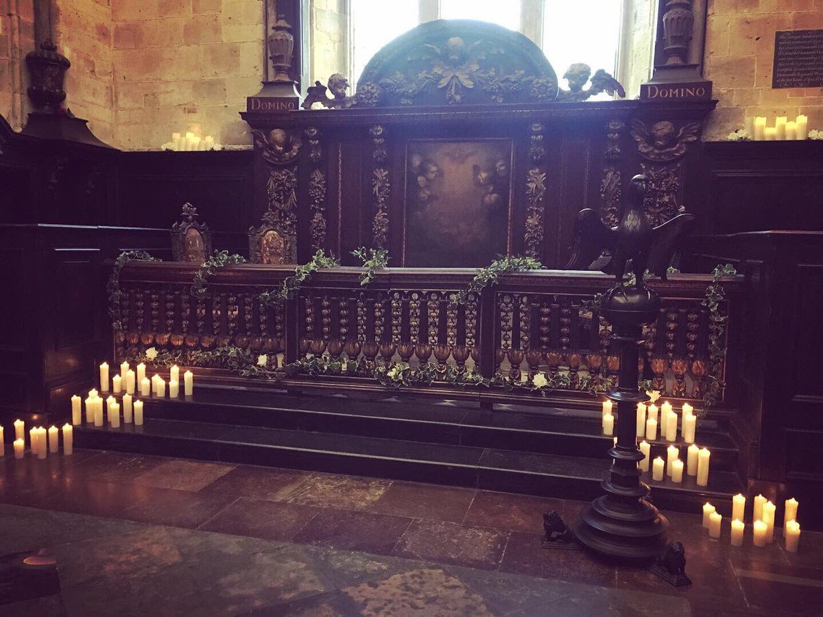 heritage_lizzie's tweet photo. Petworth dressed for #Christmas today - a #GeorgianChristmas #nationaltrust @PetworthNT @nationaltrust @southeastNT https://t.co/bPYLLqAHBL