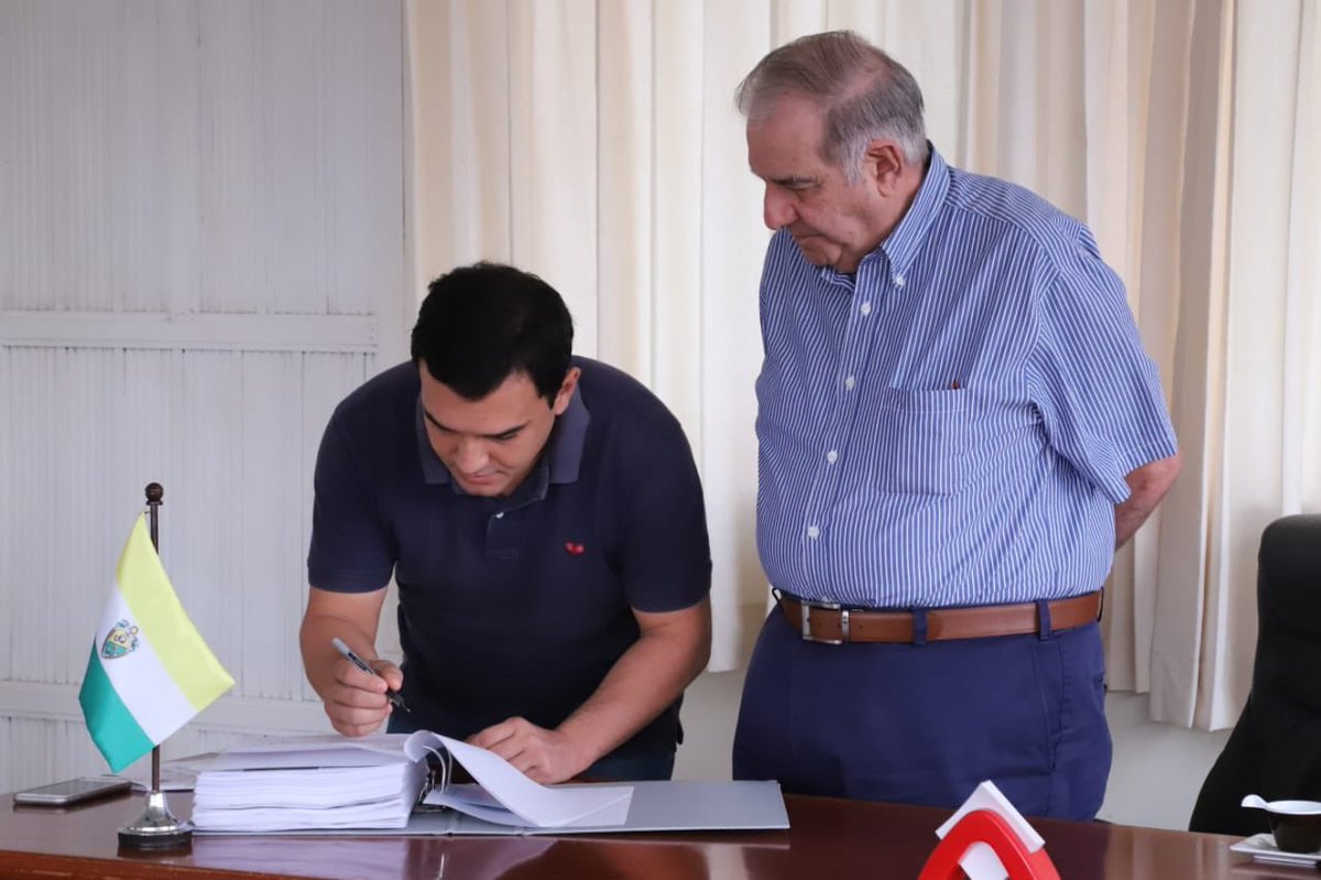 Éxitos y bendiciones al nuevo alcalde @tono_rhenals_o en su administración. Hoy hicimos entrega oficial en sesión de empalme. Estamos muy orgullosos de lo construido en estos 2 años y 10 meses de #ProgresoSeguro. Nuestro anhelo es que Cereté siga progresando y avanzando.