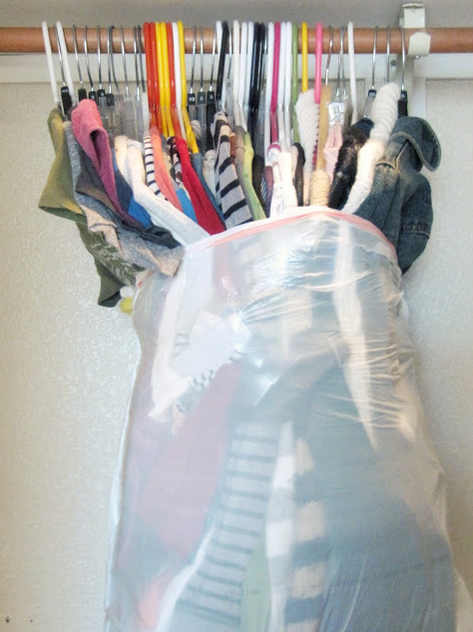 RedRoverStorage's tweet image. #MovingTipMonday Stuff hanging clothes into garbage sacks while still on the hangers.This helps to keep clothes all together, and then they are all ready to hang up in your new closet. #RedRover #FetchableStorage
Source: ow.ly/mDiR50w2nRd