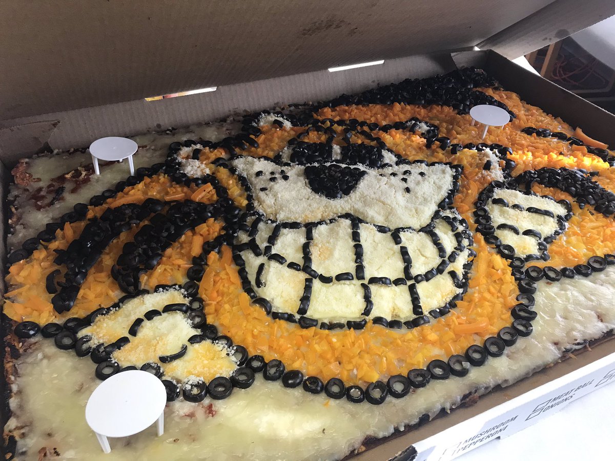 maddieonair's tweet photo. @JakeTheCat981 pizza!!! @PizzaDesignsRI is a pizza wiz 😺🍕 https://t.co/mT0pYfrKvT