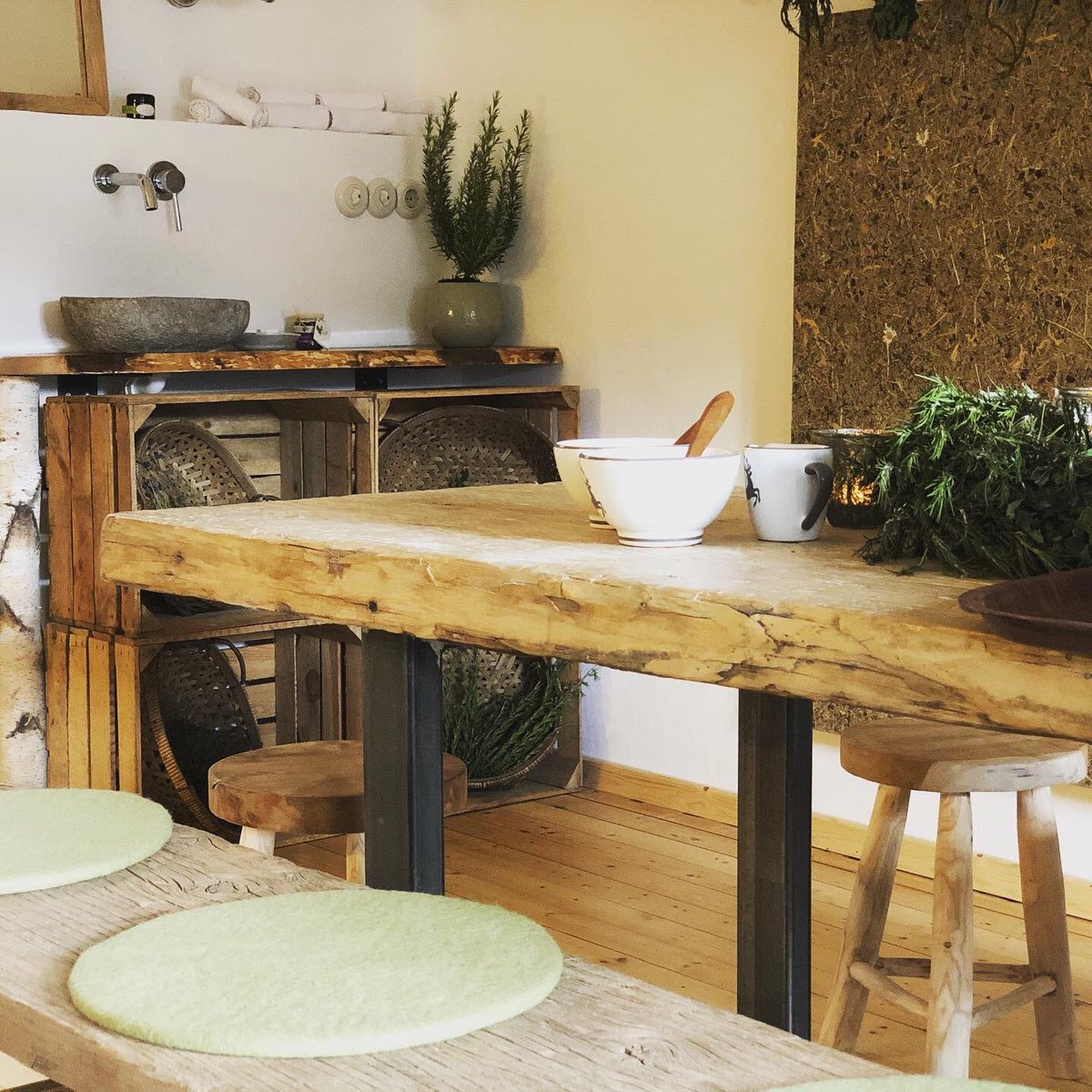 Unsere neue Rehlegger Kräuterküche ist fertig!
Hier werden Produkte der Rehlegger Kräuterfee frisch hergestellt. Und auch Sie können künftig ihre Naturkosmetik selbst machen. rehlegg.de/hotel-berchtes…
#rehlegg #klimahotel #greenpearls #bestwesternpremier #wellness