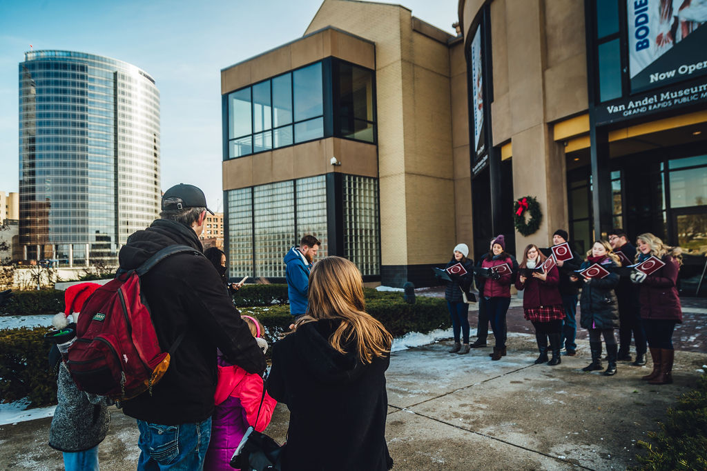 DowntownGRInc's tweet photo. Thank you to @operagr for spreading their holiday cheer with their caroling throughout #DowntownGR this past Friday, December 20! π΅
This holiday caroling event was supported by DGRI's Seasonal Event & Programming Grant. Learn more here: https://t.co/8ERZW1FbX2 https://t.co/DAuKmQJJTL