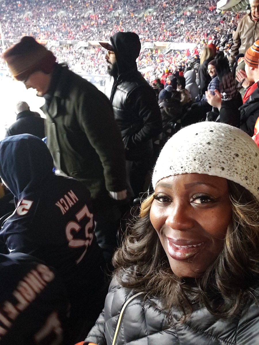 LmarieAsad's tweet photo. @epmwilliams14 Congratulations on the win. We'll get them next season.
@ChicagoBears
#Bears100 ๐
#KCvsCHI
#WintertimeChi
#ChristmasInChicago ๐ https://t.co/uY0nILOuec