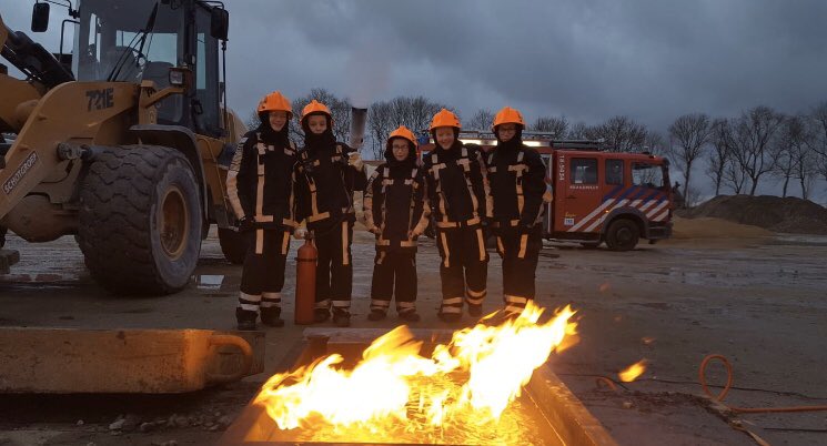 jeugdbrandweerc's tweet photo. Samen met #fitmission teambuilding en daarna #brand en #THV inzet. @JeugdbrwNL @VRZHZ #24uursdienst #bestdruk https://t.co/pOWK08vVi4