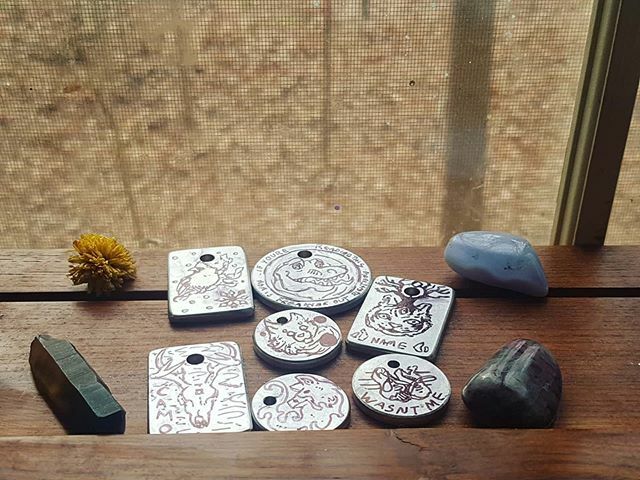 PSILONAUGHT's tweet photo. Todays a design doodle day. ✍🤖Getting designs ready before i start new ones 👀🧠
And i wanted to include the little forest outside because i get to stare at squirrels while i work and its the coolest thing 🐿🍃🍂😎😊 WIP tags for @chaos.tags.co ! https://t.co/E7QDJkR9jR https://t.co/JHavVmRLjt
