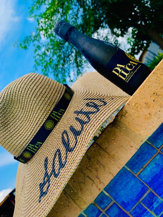 Boozy_Foodie's tweet photo. #salute with @DaLucaProsecco 🍾
Here's to reminiscing the year that was, celebrating with those nearest and dearest AND "cheers" to the fact that I don't need to set my alarm for the rest of the year!
Whoop!!
📸 @itsfooodooo
#DaLuca #dalucaprosecco #gifted #midsummer #bubbly https://t.co/adkhiKmRnQ