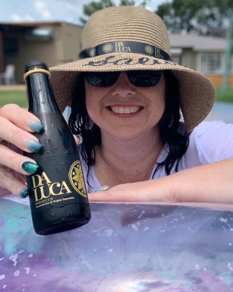 Boozy_Foodie's tweet photo. #salute with @DaLucaProsecco 🍾
Here's to reminiscing the year that was, celebrating with those nearest and dearest AND "cheers" to the fact that I don't need to set my alarm for the rest of the year!
Whoop!!
📸 @itsfooodooo
#DaLuca #dalucaprosecco #gifted #midsummer #bubbly https://t.co/adkhiKmRnQ