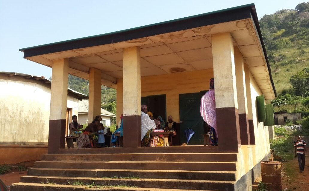 4lowthemoney's tweet photo. The Primary Health Centre Okengwe is one of the many health posts in Okene LGA of Kogi State faced with huge infrastructural and manpower deficit.
The Health post which serves more than 300 patients monthly who are basically mothers, has no doctor or a skilled birth attendant. https://t.co/ujq0qB1Og7