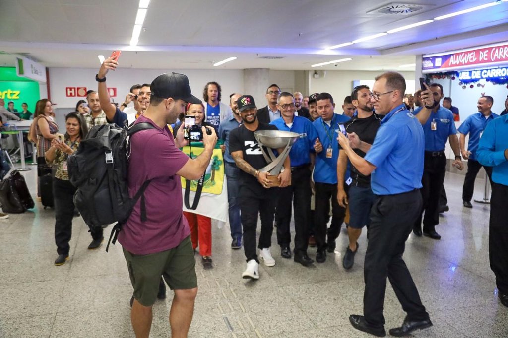 fatimabezerra's tweet photo. Voltando pra casa depois de levar o nome do RN e de Baía Formosa para o mundo, Ítalo foi no caminhão do Corpo de Bombeiros até o Centro de Convenções comemorando a vitória, aplaudido permanentemente.

Parabéns Ítalo Ferreira! O RN vibra e torce com você! 👏🏻👏🏻👏🏻
#pipemaster #surf https://t.co/S5aCYhXdma