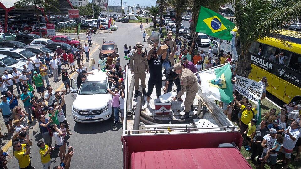 fatimabezerra's tweet photo. Voltando pra casa depois de levar o nome do RN e de Baía Formosa para o mundo, Ítalo foi no caminhão do Corpo de Bombeiros até o Centro de Convenções comemorando a vitória, aplaudido permanentemente.

Parabéns Ítalo Ferreira! O RN vibra e torce com você! 👏🏻👏🏻👏🏻
#pipemaster #surf https://t.co/S5aCYhXdma