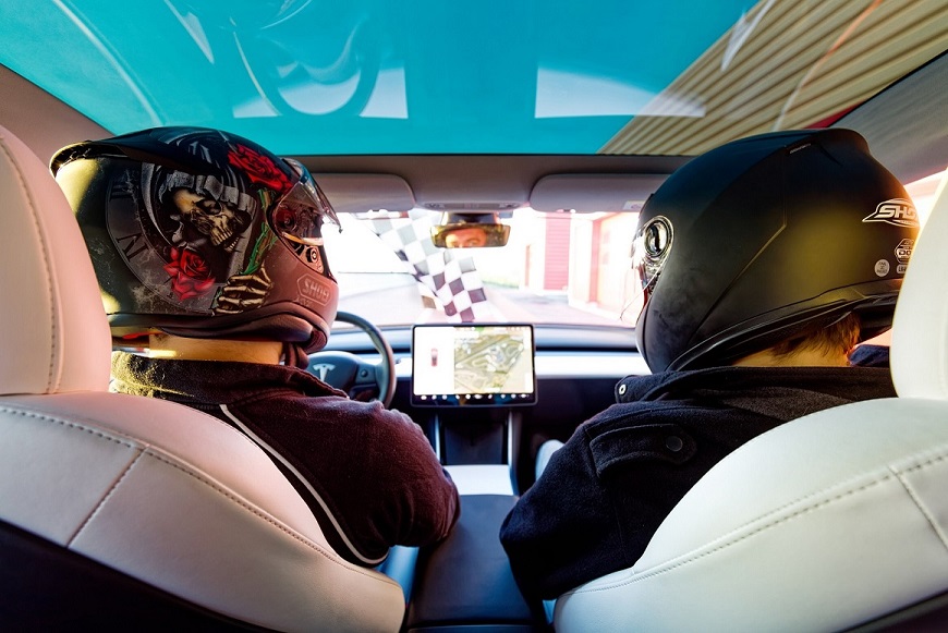 driveatesla's tweet photo. Il vous manque un cadeau ? @driveatesla vous facilite la vie avec sa #cartecadeau qui fera vibrer l’heureux élu aux rythmes de sensations et d'émotions fortes au volant d'une #TeslaModel3 sur #circuit. Avec @driveatesla, mission cadeau réussie ! https://t.co/fht9pIQfqH https://t.co/XGaa2BTpZc