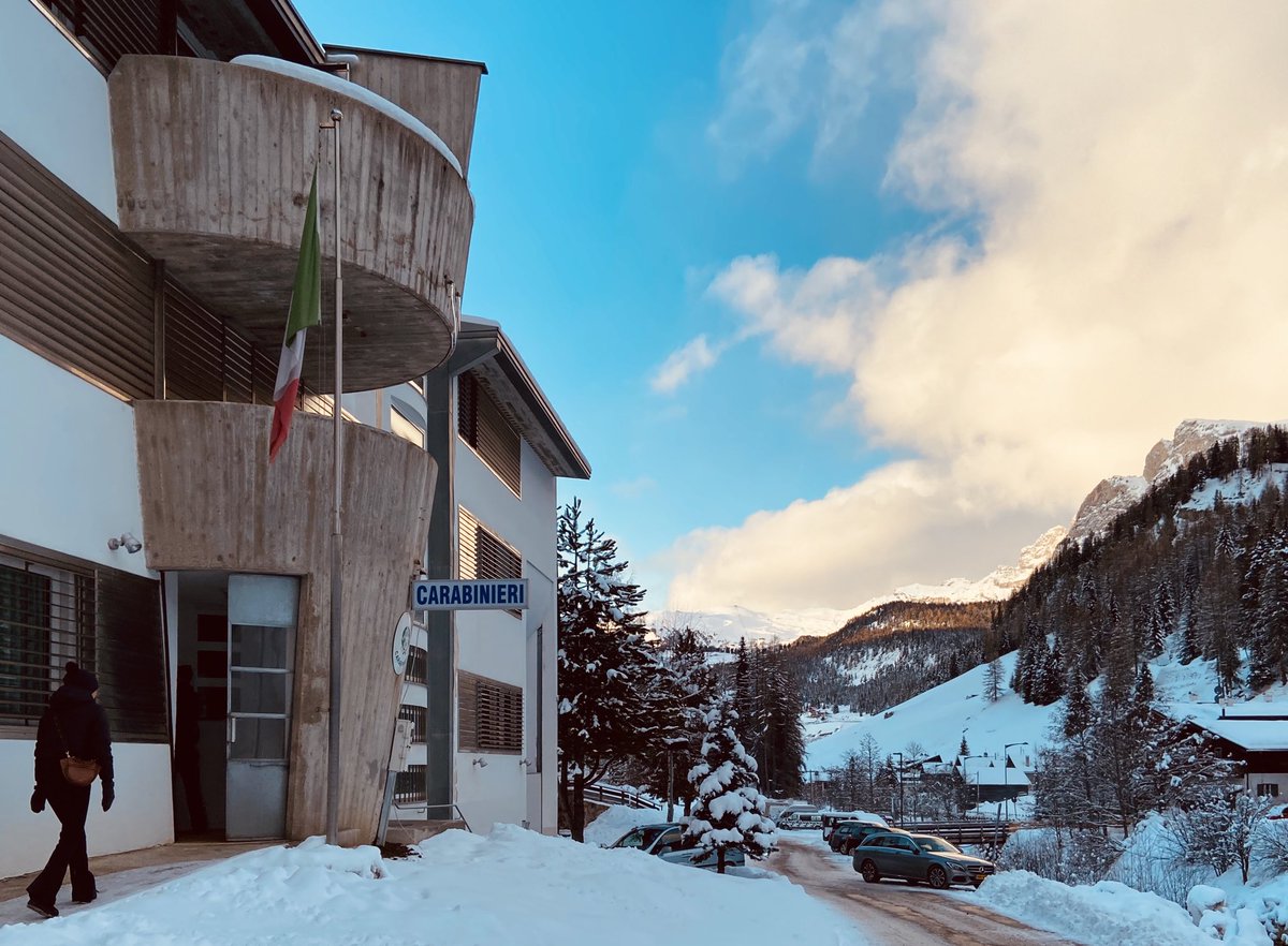 StevenNolte1's tweet photo. Hoe mooi en zorgeloos wintersport in #valgardena ook kan zijn, als je eigen ski's worden gestolen tijdens de lunch op #colraiser #baitapradulin heb je even wat anders aan je hoofd.... #blijfvanmijnspullenaf @WintersportLive @WeermanRoel https://t.co/NgohTtRSD7