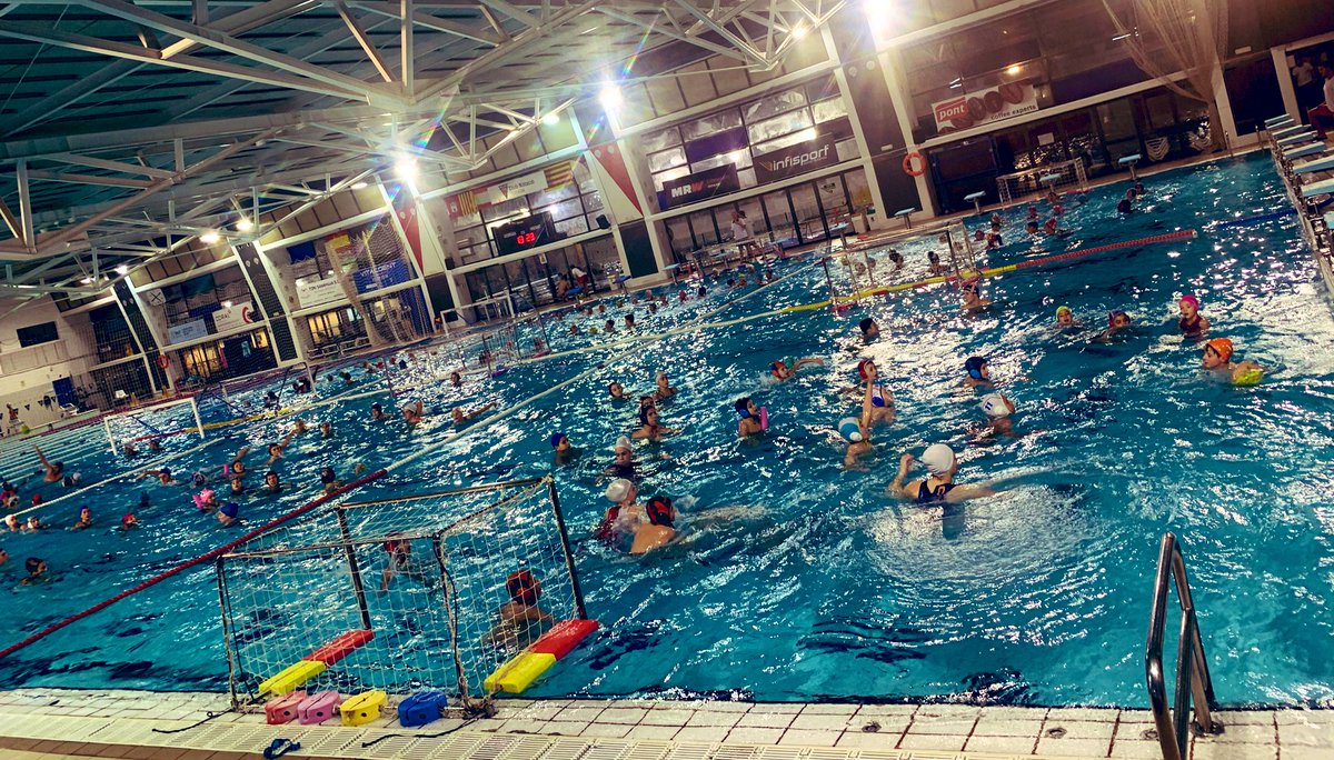 wpterrassa's tweet photo. Jornada d’entrenaments conjunts de tots la secció!!! Petits i grans gaudint del nostre esport!!! 

#waterpolo
#fentclub
#cantera 
#terrassa
#MareaRoja⚪️🔴 https://t.co/OChvdk131J