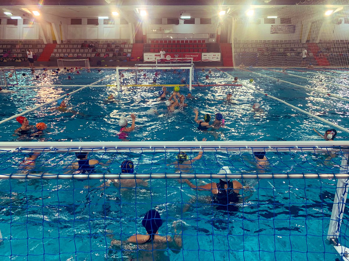 Jornada d’entrenaments conjunts de tots la secció!!! Petits i grans gaudint del nostre esport!!! 

#waterpolo
#fentclub
#cantera 
#terrassa
#MareaRoja⚪️🔴