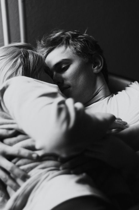 Quando credi che
da te mi voglia allontanare,
quando pensi che non ti desideri, che sia triste e silenzioso
perché insoddisfatto,
quando perfino le stelle
si negano al mio sguardo,
è proprio lì, in quei momenti
che devi tenermi stretto
e baciarmi
con tutta la forza del tuo amore.