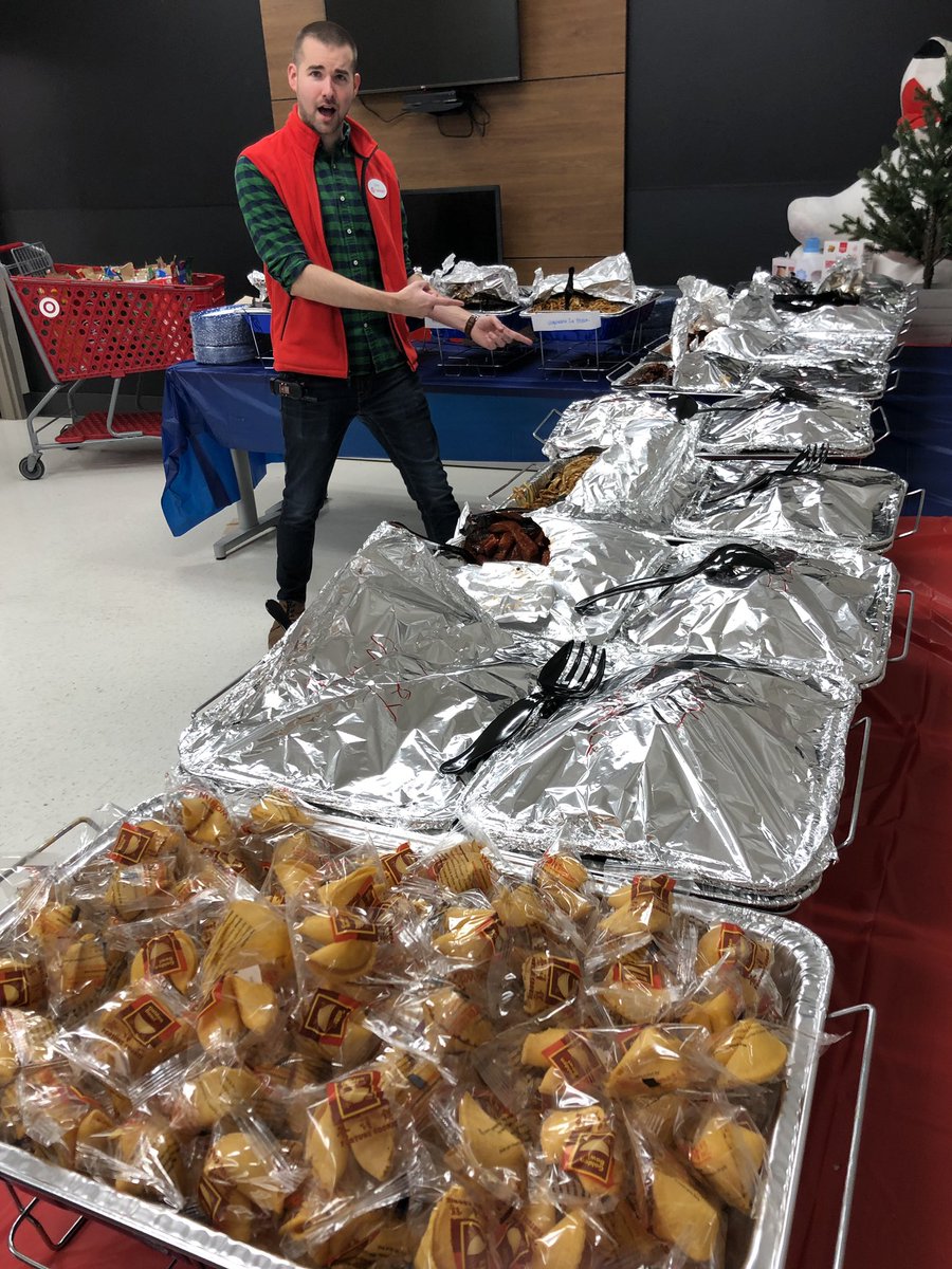 Aim4theTarget's tweet image. It’s a good day to have a shift at 2430...Chinese food for all! 🍱😍@joe_hocking1 @DavePFromTarget