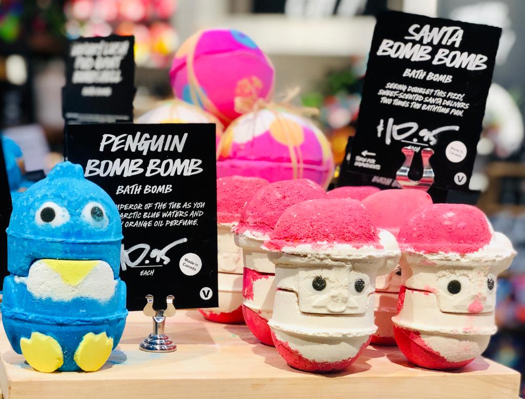 FashionShowLV's tweet photo. If you're still in need of last minute #GiftsThatGlow, visit @lushcosmetics inside Fashion Show. 🎁 View our Instagram story for #GiftInspo before you go!
#FashionShowLV #FashionHoliday #GiftTips #Lush #LasVegas https://t.co/iE9IubcyjG