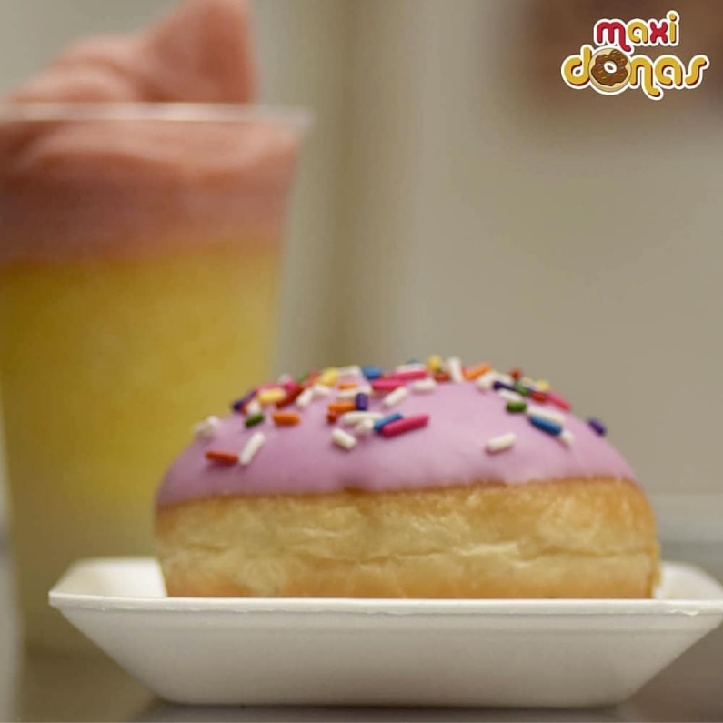 MaxiDonas_ve's tweet photo. ¿Que dice un #MaxiLover ante esta imagen? 🤔 "Merienda Perfecta ven a mi" 🤤🤩😍😋 Y es que lo sabemos... ¡Son demasiado irresistibles! 💕🤗♥️ #NoSonDonasSonMaxiDONAS #Merienda #DonutsLovers #Maxidonas #MaxiRoscas #Arequipe #HechoEnVenezuela 🇻🇪 https://t.co/JhuaM7XFNI