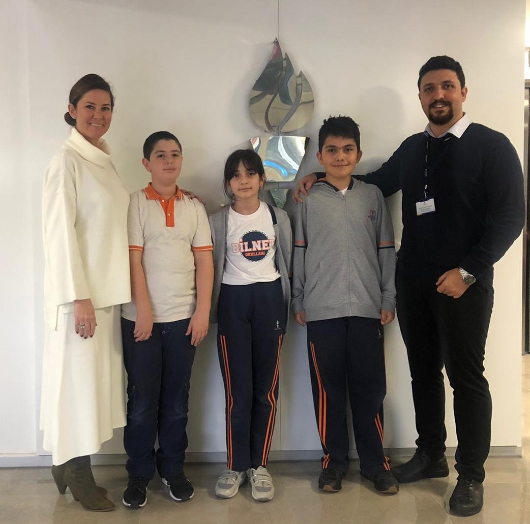 Bilnet kampüslerimiz arasında gerçekleşen 'Quiz Show'da Kartal Yerleşkemiz birinci olmuştur. Öğrencilerimizi tebrik ediyoruz.

Bilnet Kartal Campus won the first place at the Quiz Show which was held across the Turkey between Bilnet Schools campuses. We congratulate our students.