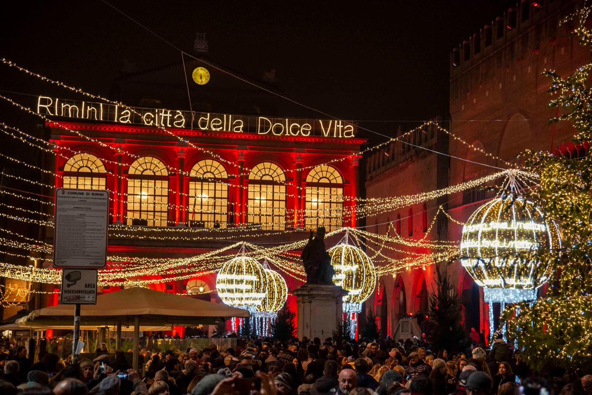 Rimini risplende di luci e persone nelle sue piazze, in una "Dolce Vita" che porta alla fine del 2019. Il team di TEDxRimini vi augura un felice Natale e un grande 2020 di idee che meritano di essere condivise🎅🏻🎄❄ #TEDxRimini #Rimini #Christmas #Cityoflights #Happynewyear