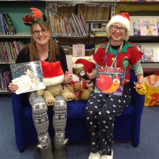 WSCCLibraries's tweet image. At #HorshamLibrary our storytellers enjoyed sharing Tales by Torchlight after school in their cosy PJs. #WorthingLibrary went for a festive theme; even the teddies found their Christmas hats for the occasion! #storytime @HorshamDC @VisitHorsham @adurandworthing @HereAndNowMag