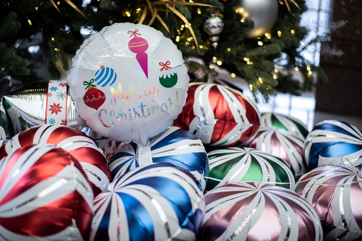 anagramballoons's tweet photo. We love mixing in iridescents and Satin Luxe this Christmas! 🍭 #anagramaballoons #filledwithmore https://t.co/1J2Ey0JpAM